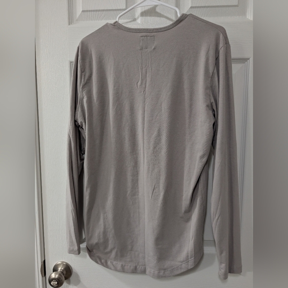 Cuts Mens‎ Large Curved Hem Long Sleeve T-Shirt, Gray, Athleisure - Picture 2 of 5